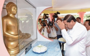 Sri Lanka: Dịp cuối năm Tổng thống đến chùa lễ Phật, cúng dường chư tăng
